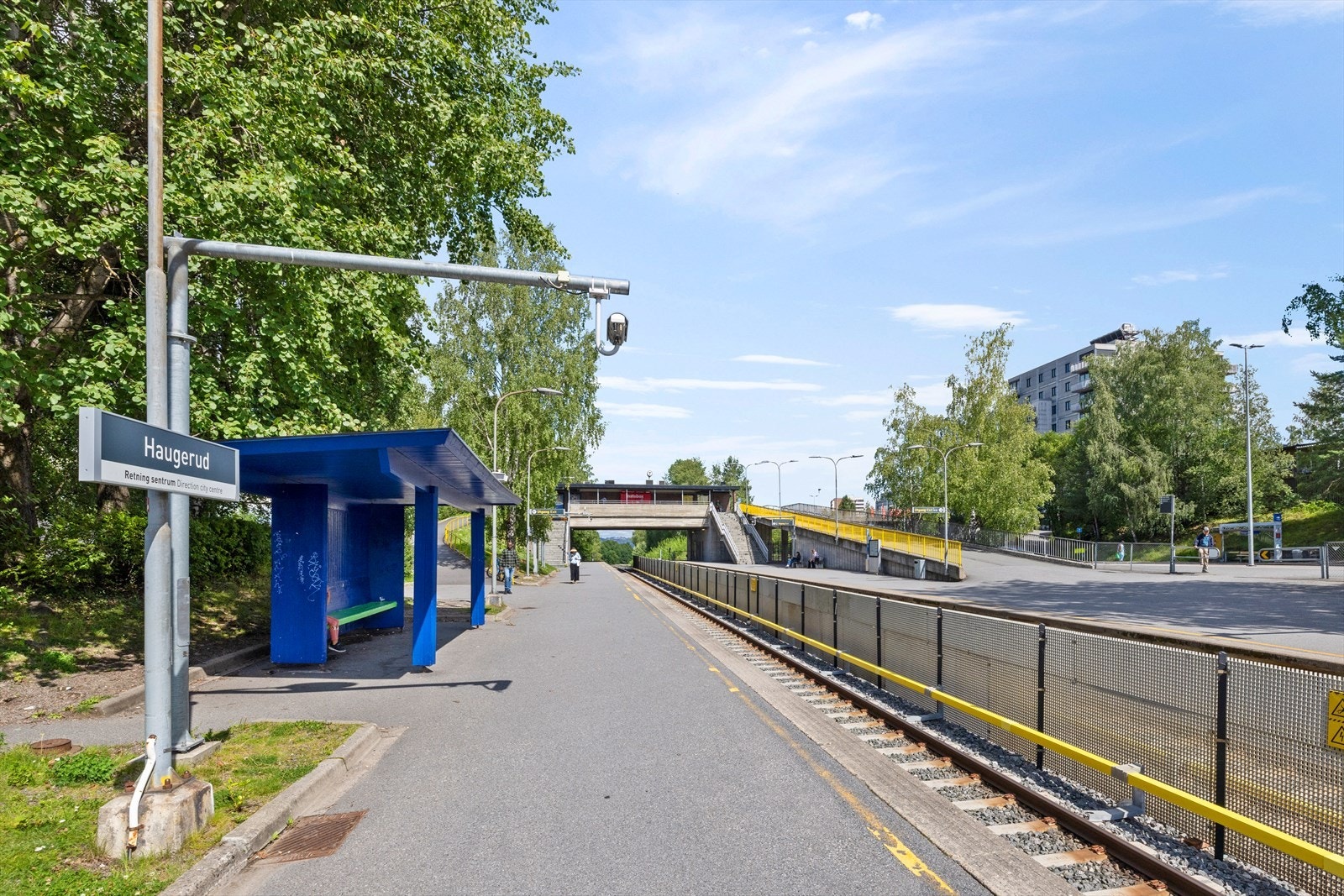 God kommunikasjon: T-banen på Haugerud har hyppige avganger til Oslo sentrum (ca. 16 minutter til Jernbanetorget). Kort gangavstand til buss, inkl. nattbuss i helgene (2N), flybuss til Oslo Lufthavn. Området har også gode gang- og sykkelveier til sentrum. Galleribilde