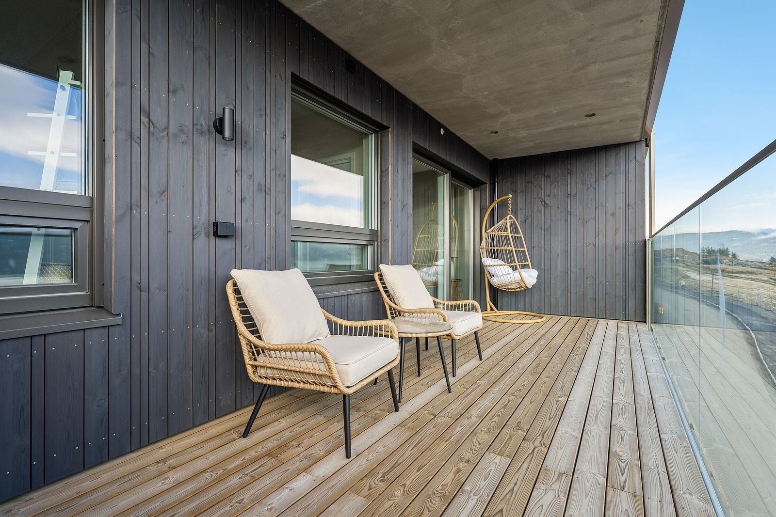 Balkong med flere møbleringsmuligheter og gode solforhold. Glassrekkverk rundt balkongen. Galleribilde