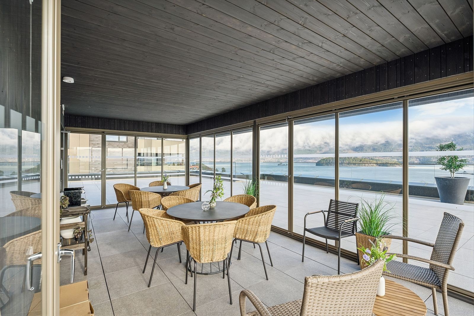 Møblert felles takterrasse. Flott utsikt over steinsfjorden sommer som vinter. Galleribilde