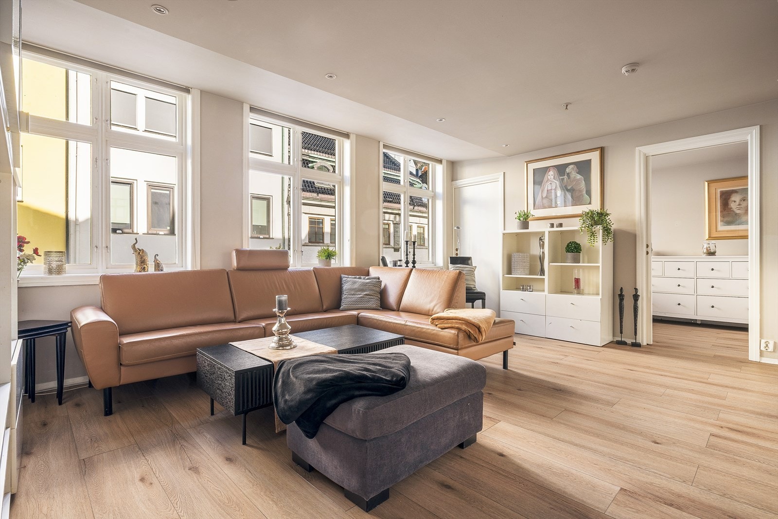 Stuen har laminat på gulv, malt platekledning på vegger og i himling Galleribilde