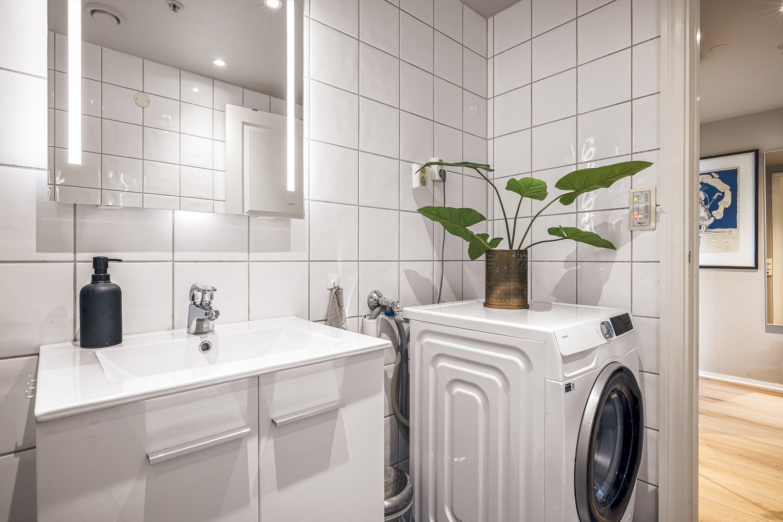 Keramiske fliser på gulv/vegger og malt platekledning i himling Galleribilde