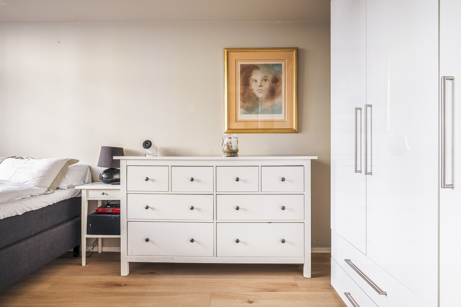 Soverommet på over 9 kvadrat gir mulighet til ønsket seng og garderobeløsning Galleribilde