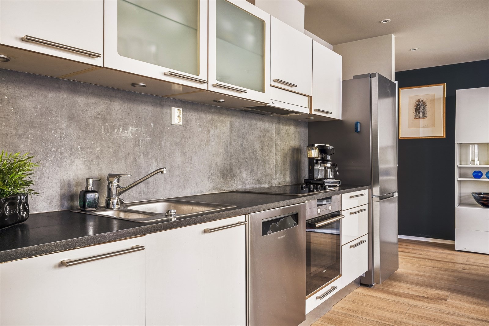 Kjøkkeninnredning med slette fronter Galleribilde