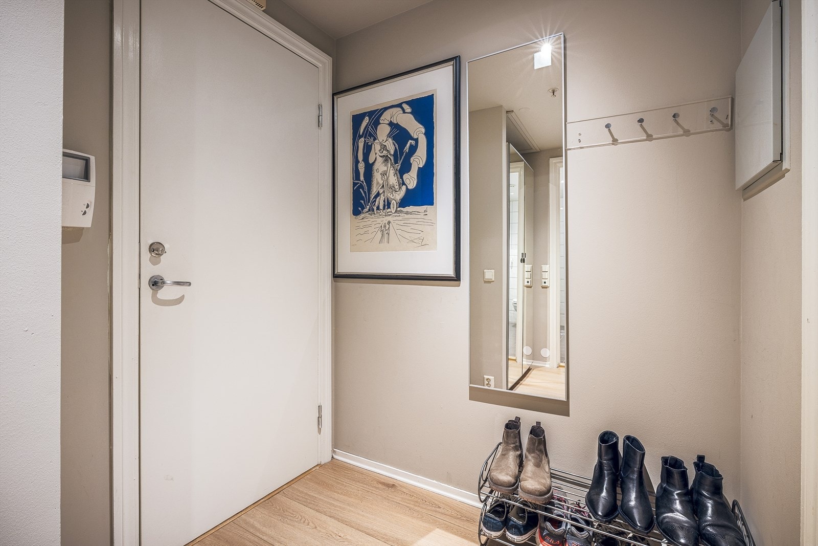 Velkommen inn til gangen med plass til å henge av seg yttertøyet Galleribilde