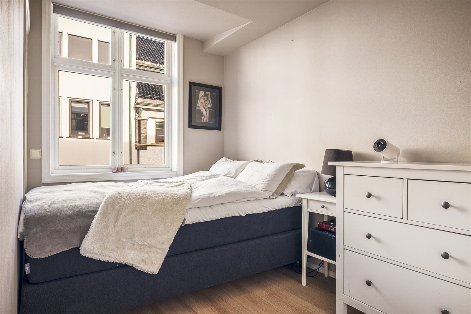 Soverommet har laminat på gulv, malt platekledning på vegger og i himling Galleribilde