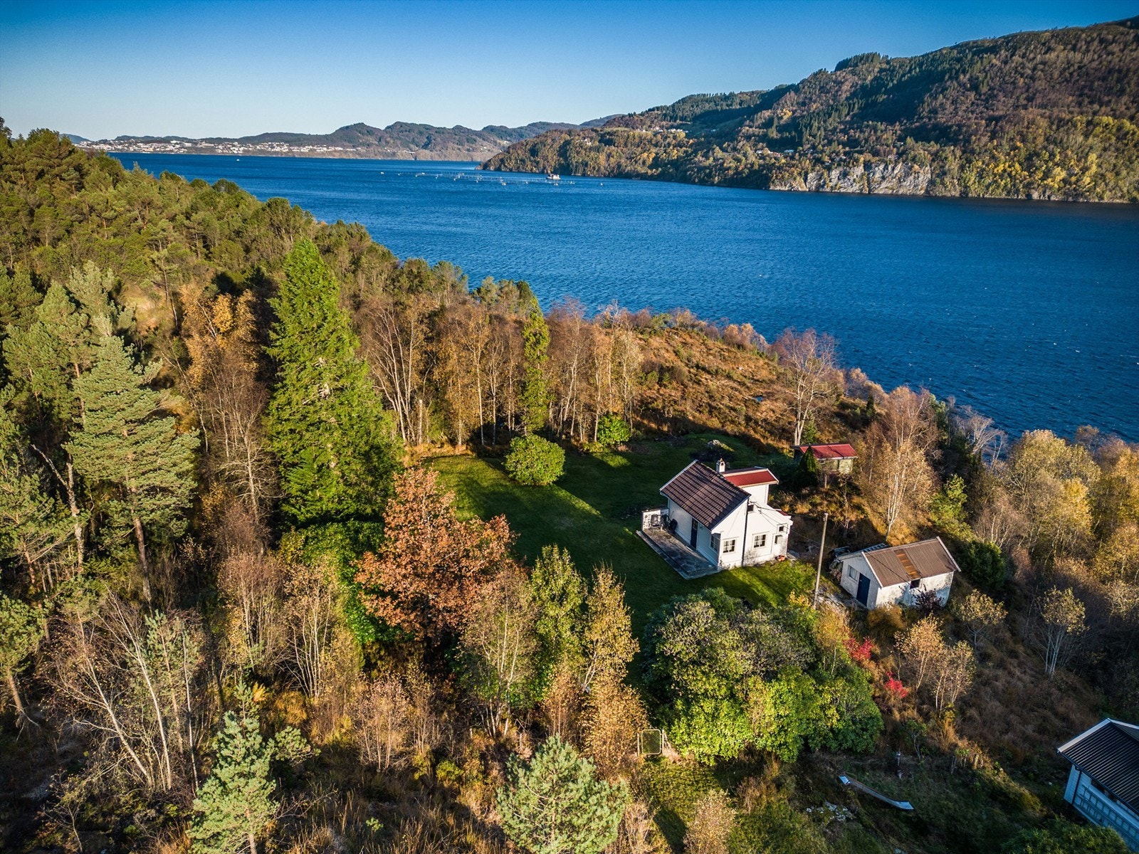 Eiendommen har nærhet til sjø med tilhørende naust og kai med god plass til en fiskerobåt Galleribilde
