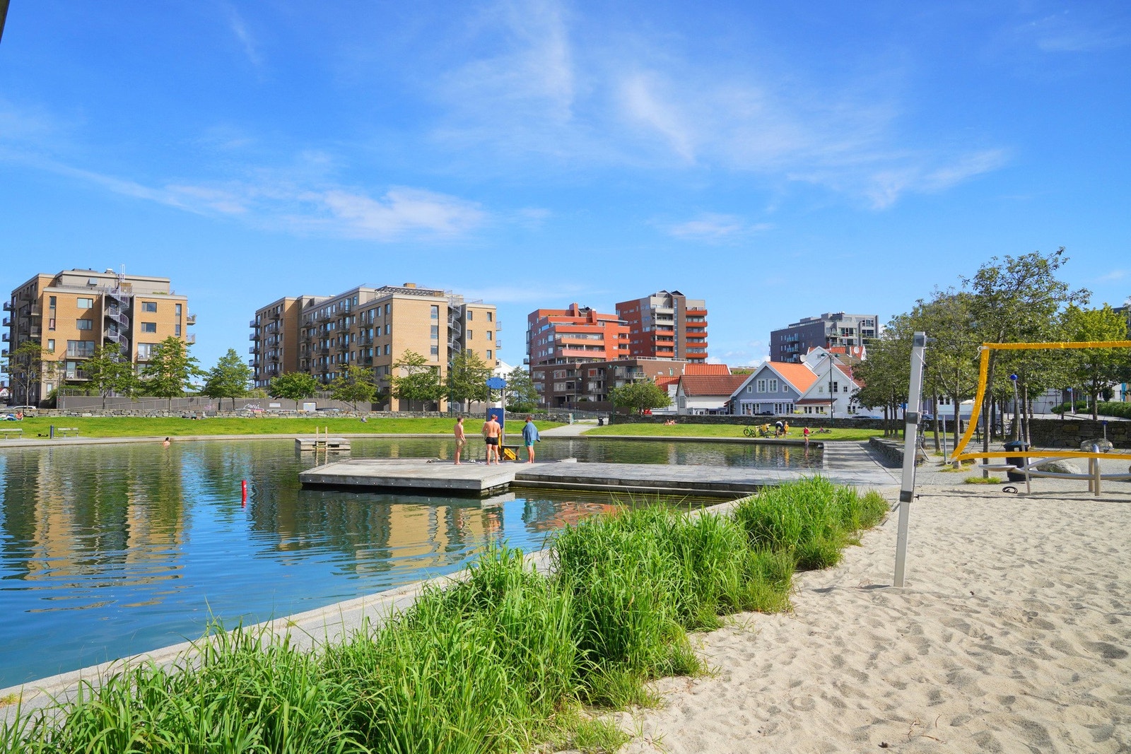 Nydelige Badedammen ligger like ved boligen. Galleribilde