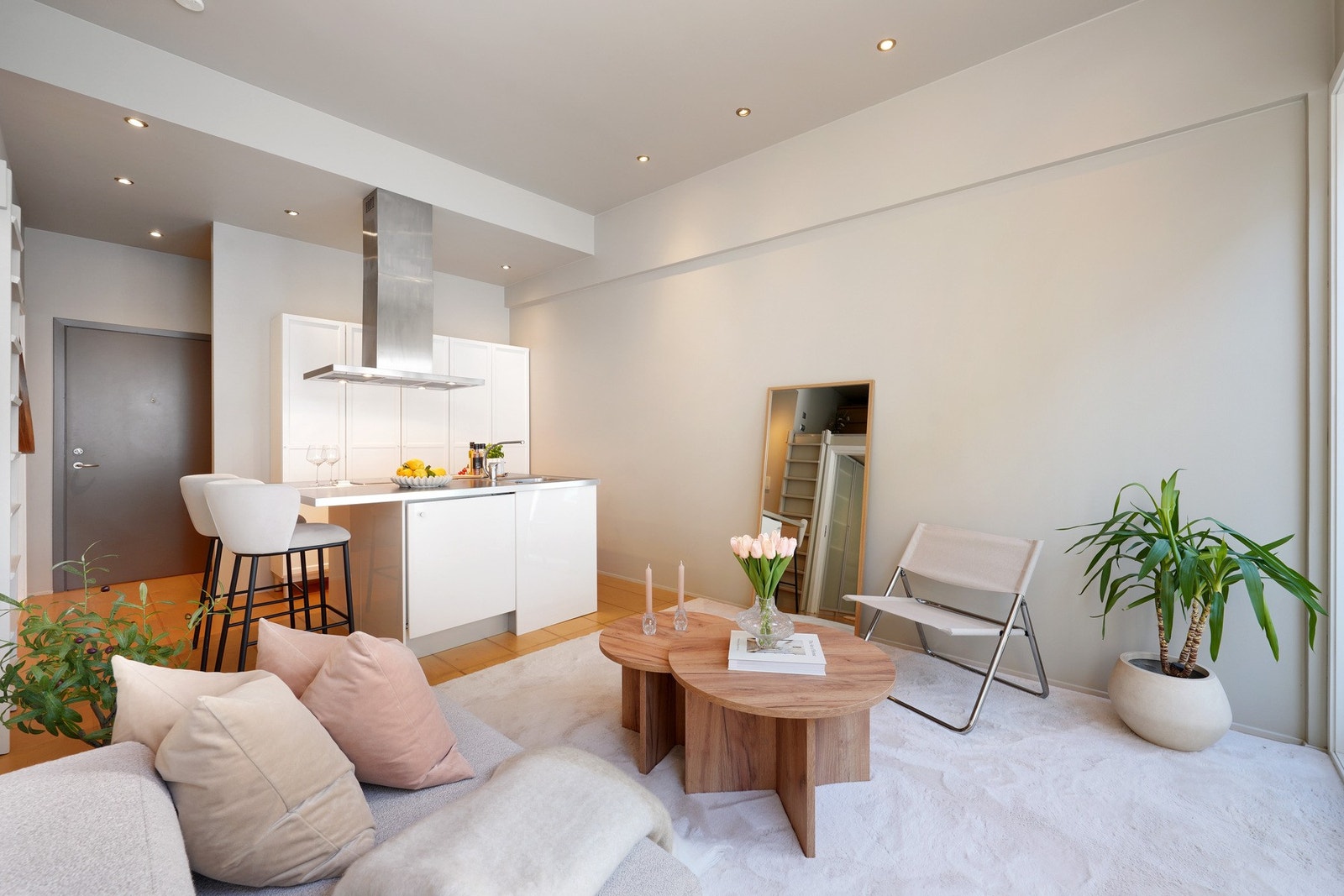 Pen og behagelig belysning med downlights i tak. Galleribilde
