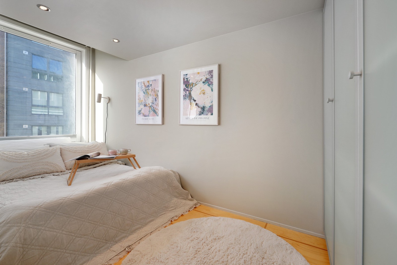 Soverom med plass til dobbeltseng og garderobeskap. Galleribilde