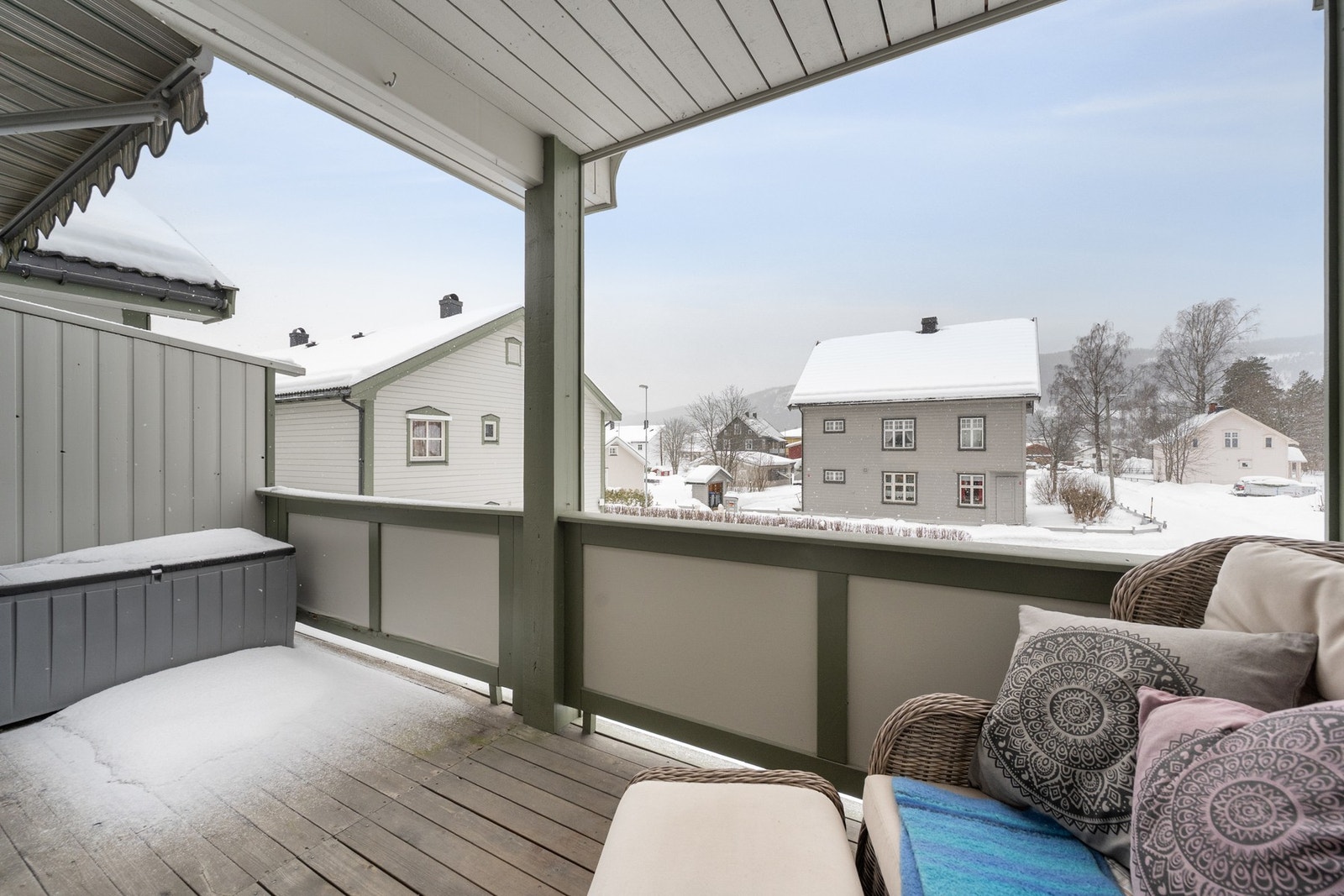 Fra stuen er det utgang til terrasse med god plass til utemøbler - perfekt for rolige morgener og hyggelige sommerkvelder. Galleribilde