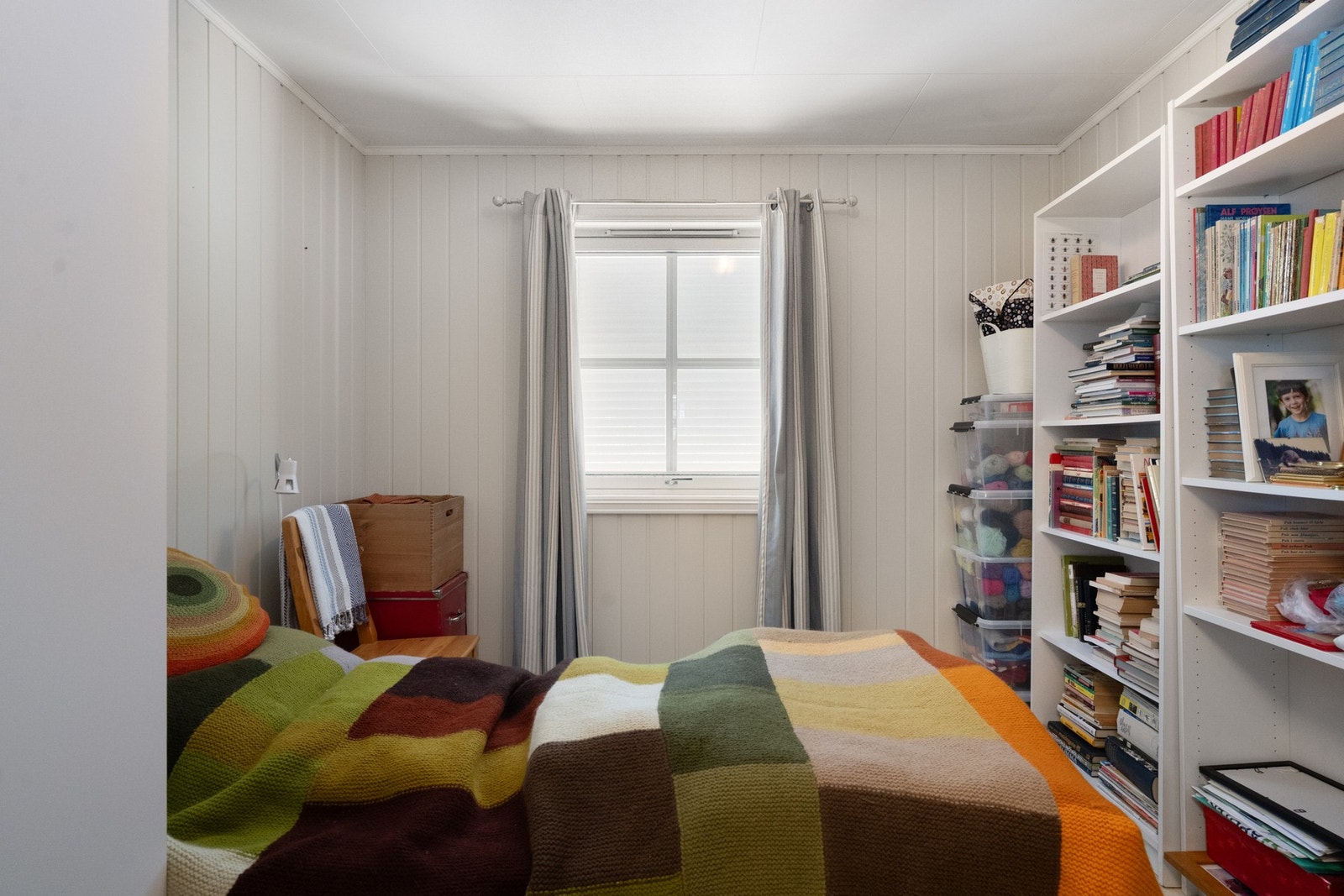 Det andre soverommet egner seg godt som barnerom, gjesterom eller kontor, og har også plass til seng og oppbevaring etter behov. Galleribilde