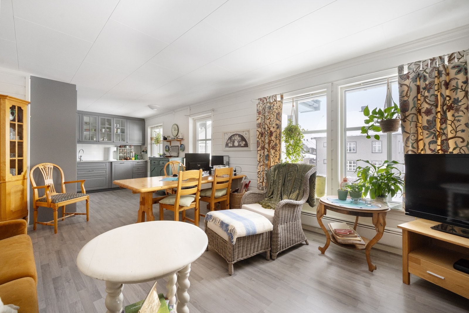 Lys og trivelig stue og kjøkken i åpen løsning som gir en romslig og sosial atmosfære. Galleribilde