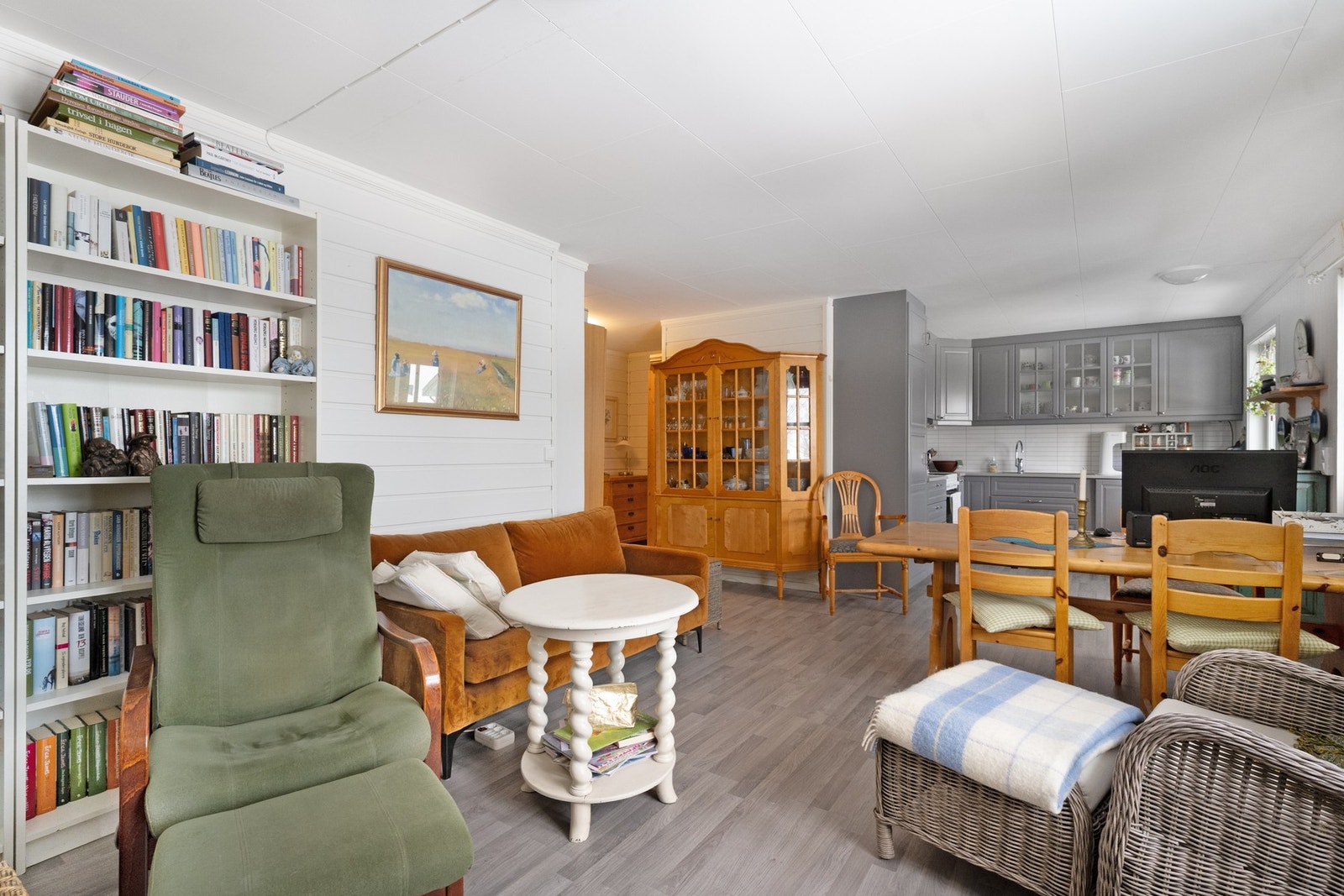 Det er god plass til spisebord mellom kjøkken og stuedel. Galleribilde