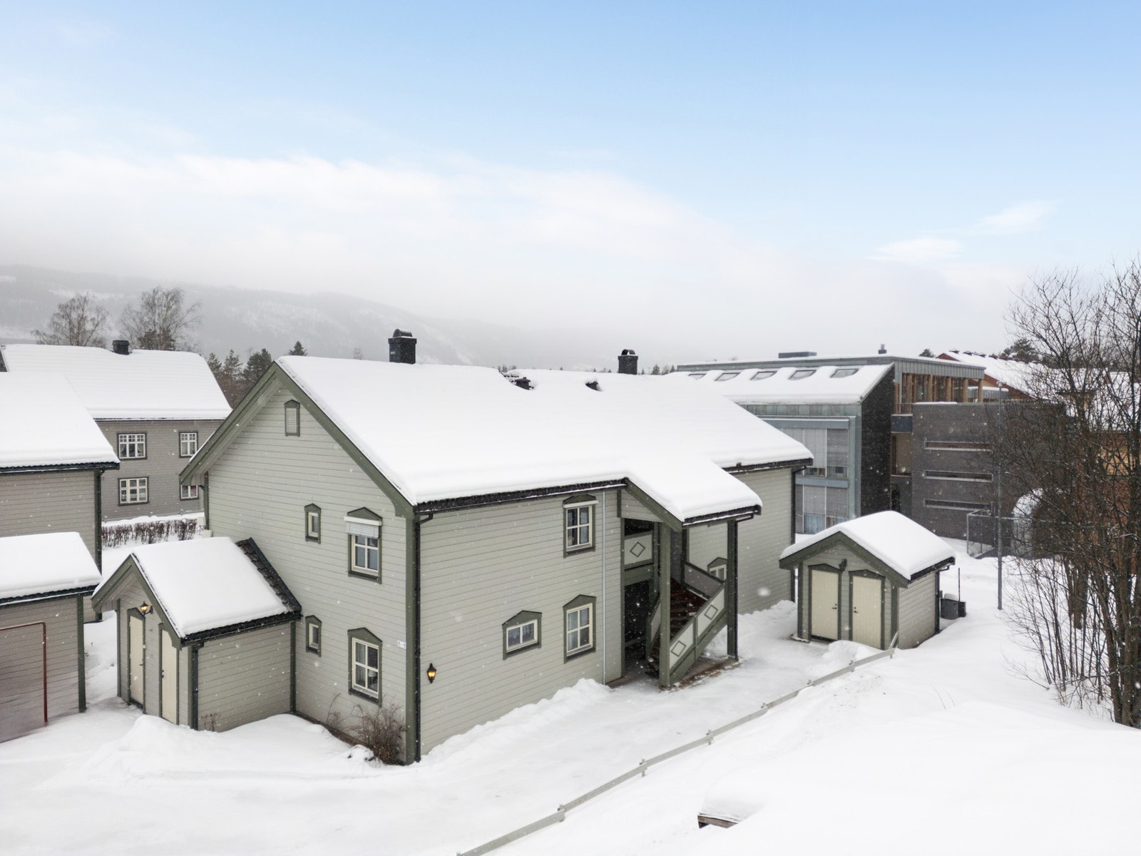 Leiligheten ligger fint til i Meierigata på Dokka, kun en kort spasertur fra sentrum og kort veg til barnehager og skoler. I forbindelse med skolene finner du også Dokkahallen, Dokka stadion og Smebybakken. Det er et godt idrettstilbud i nærområdet for bå Galleribilde