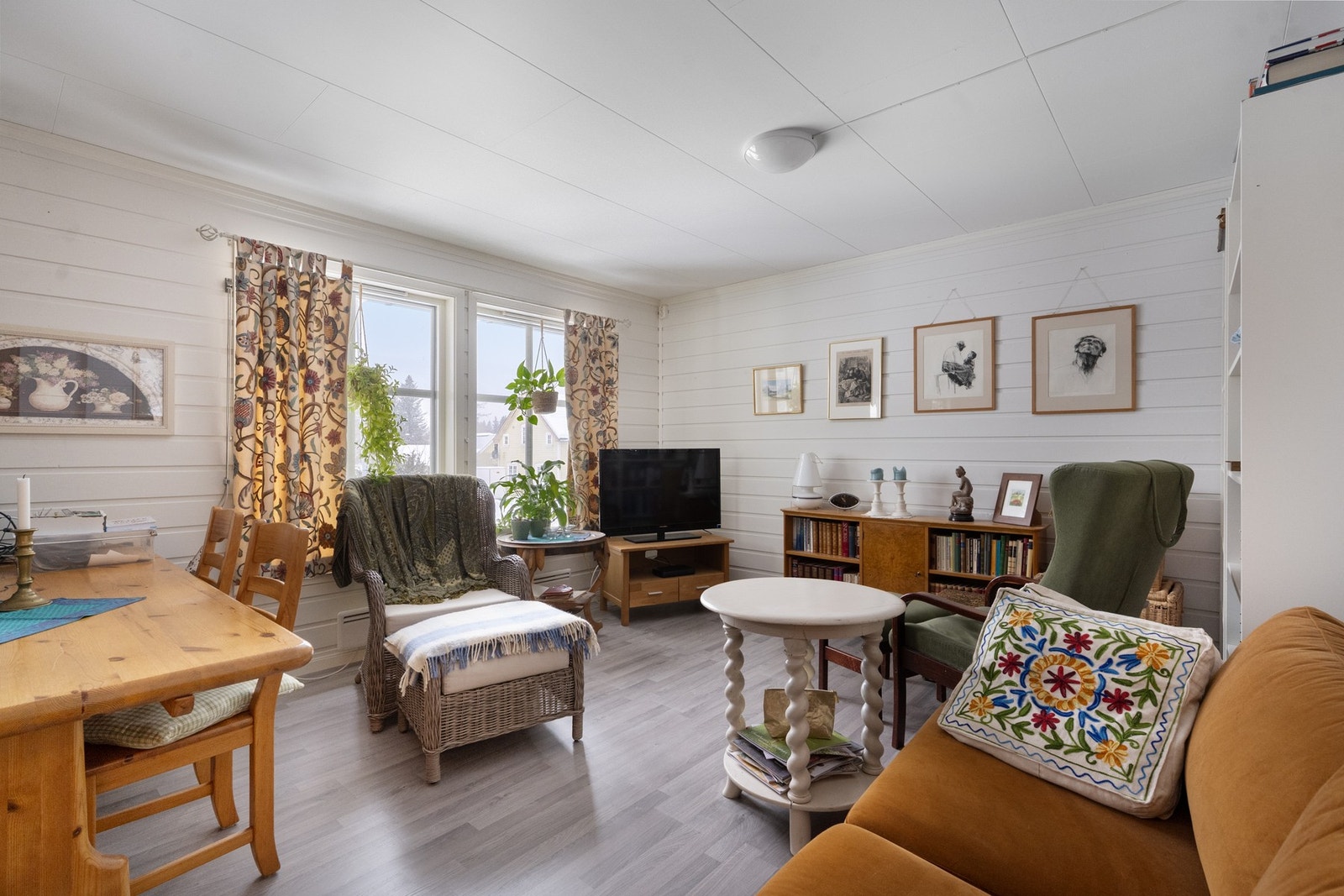 Store vindusflater slipper inn rikelig med dagslys Galleribilde