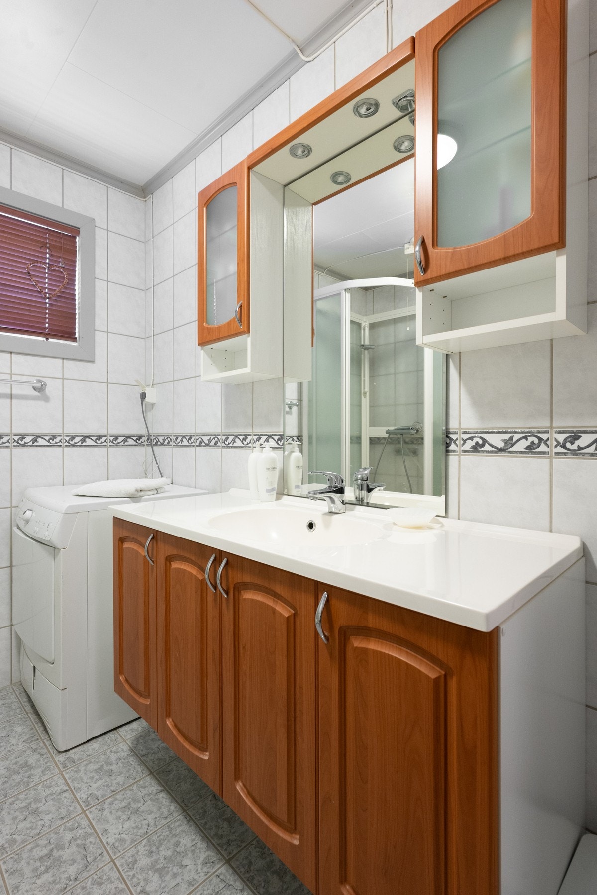 Bad fra ca. 1996 med flislagte gulv og vegger. Galleribilde