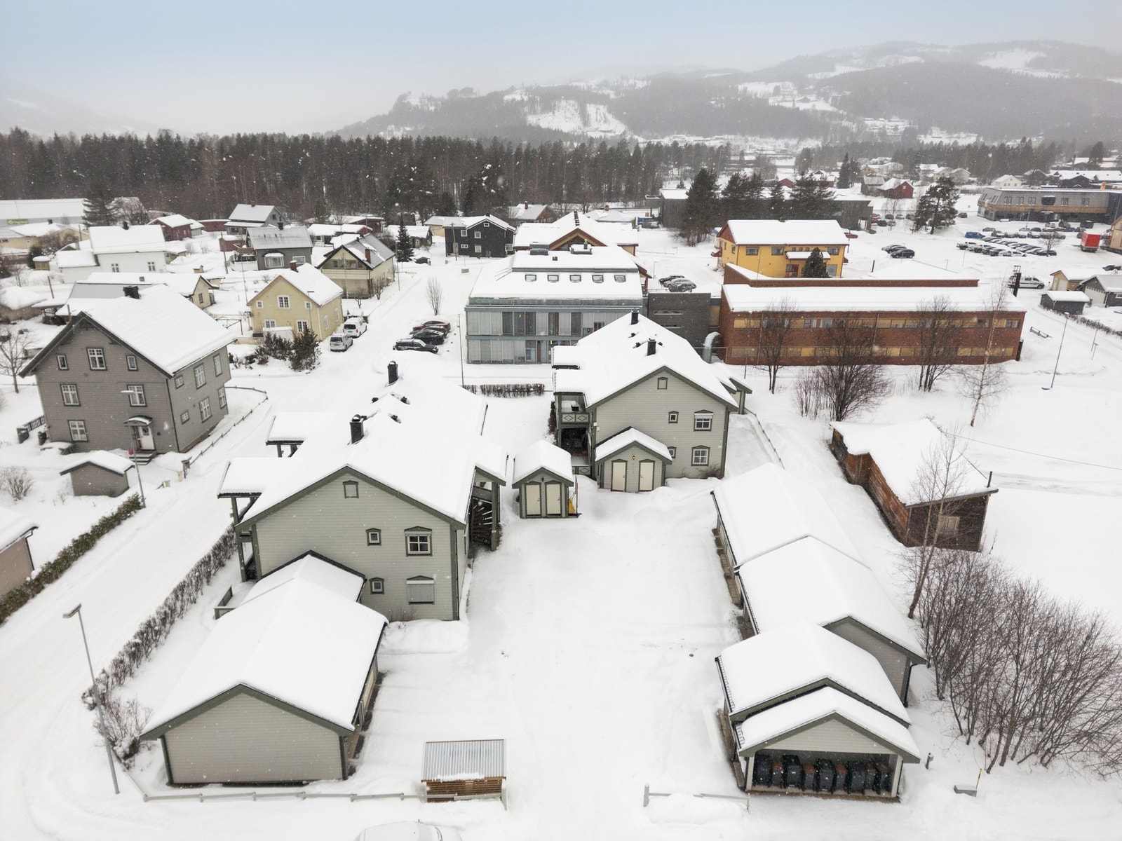 Fra leiligheten er det gangavstand til alt du trenger, både dagligvareforretninger, apotek, bibliotek, vinmonopol, kafeer, frisører og helsehus. Galleribilde