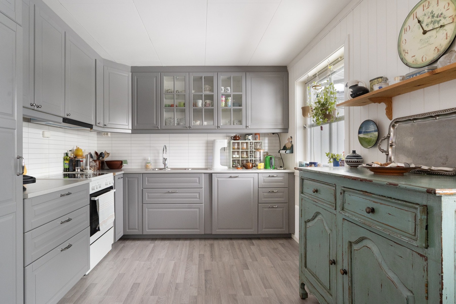 Kjøkkeninnredningen er fra 2018 og består av under- og overskap med profilerte fronter fra Ikea, samt integrerte hvitevarer. Galleribilde