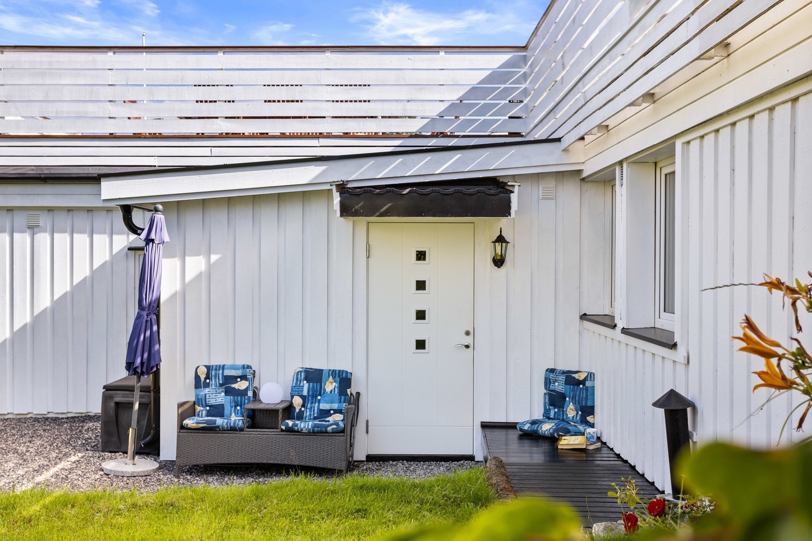 Egen hyggelig inngang med platting Galleribilde