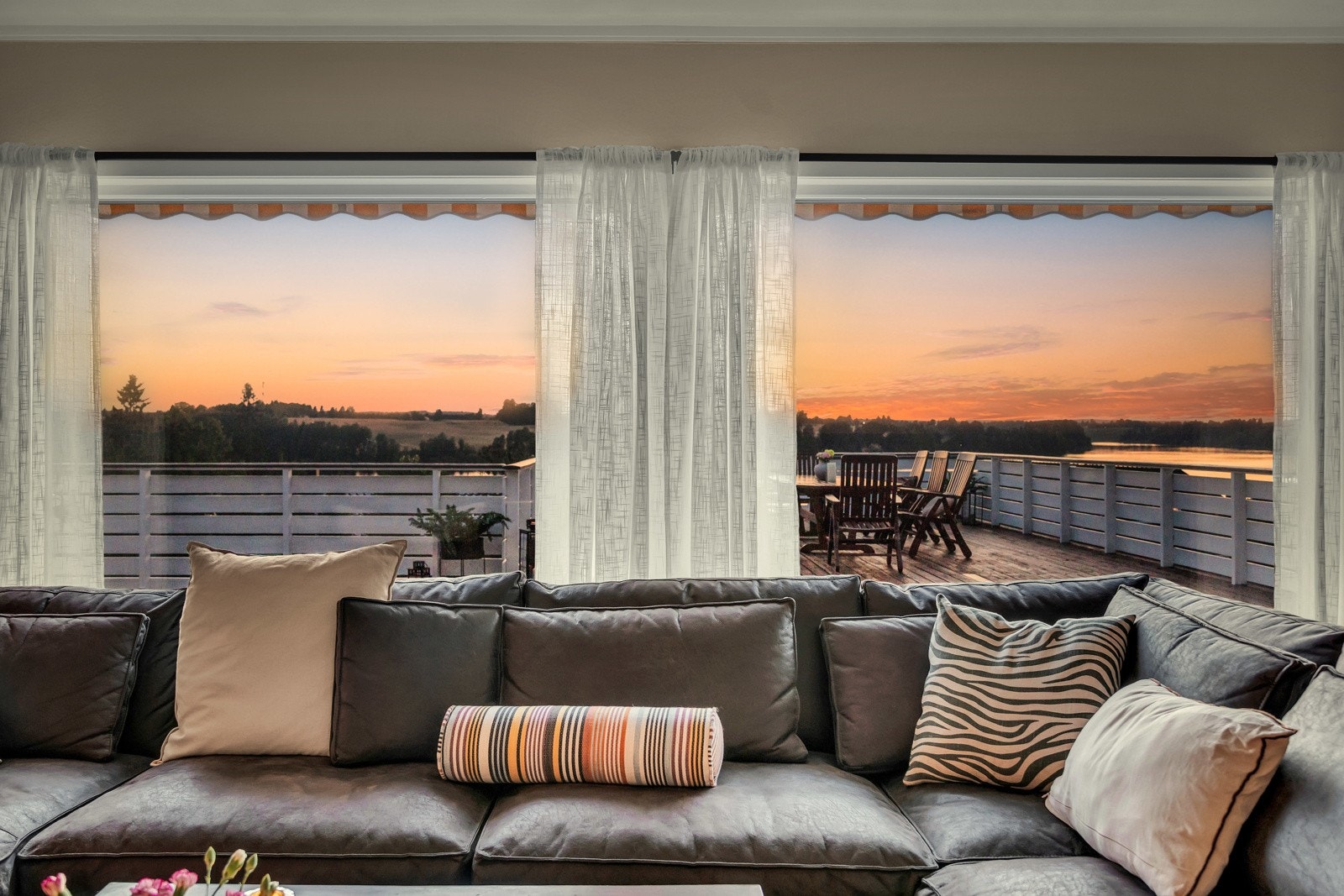 De store vindusflatene mot tre himmelretninger sørger for et lyst og luftig innemiljø Galleribilde