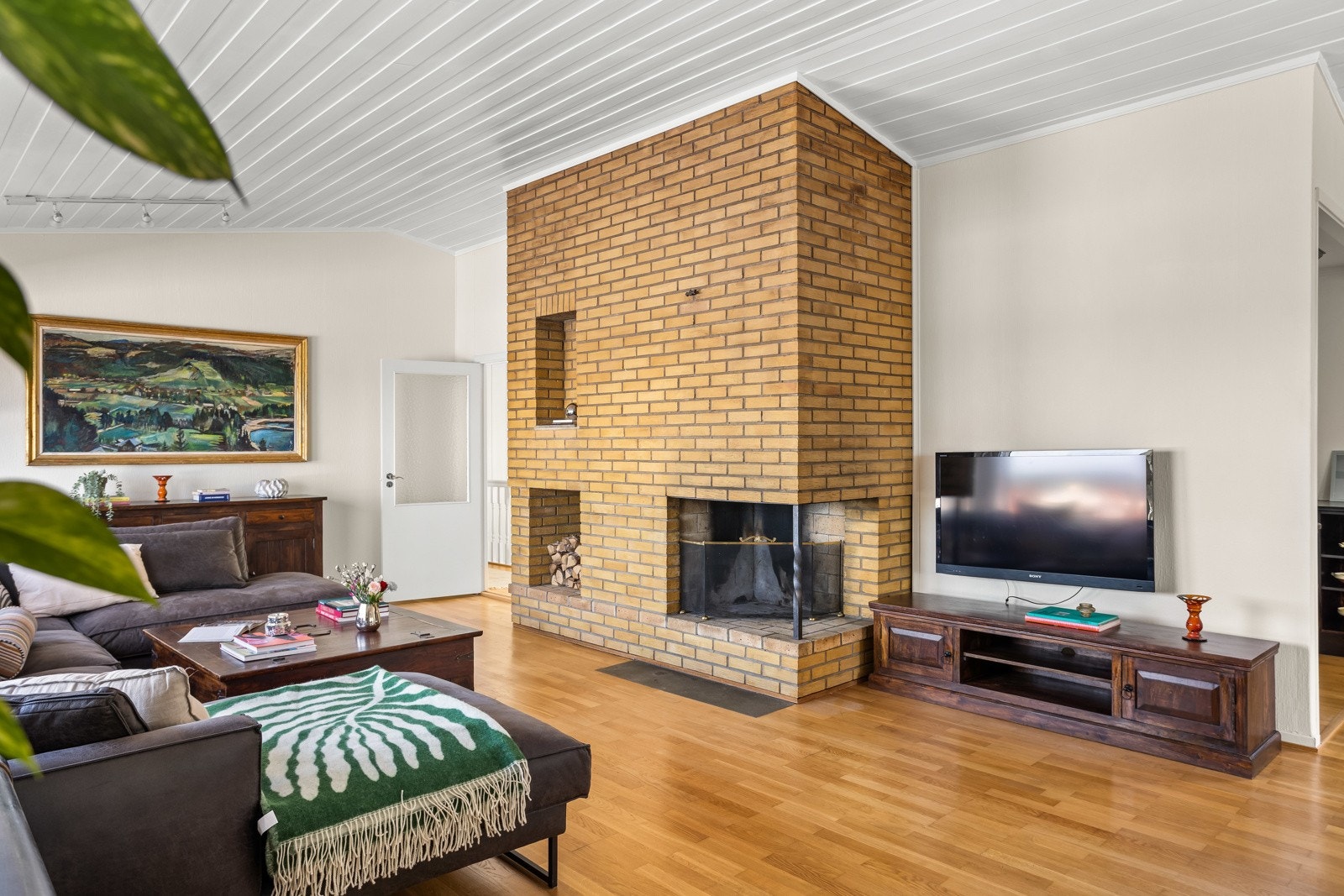 Hvor du har en koselig peis som varmer på sene kvelder og de kaldeste vintermånedene. Galleribilde