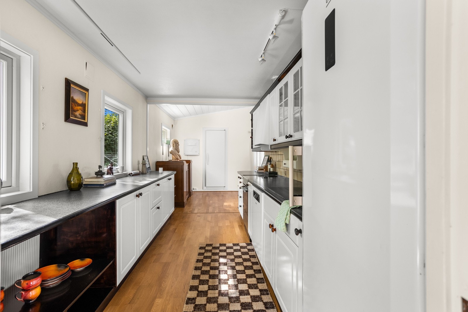 Løsningen med to parallelle benkeseksjoner gir svært gode arbeidsforhold og rikelig lagringsplass Galleribilde