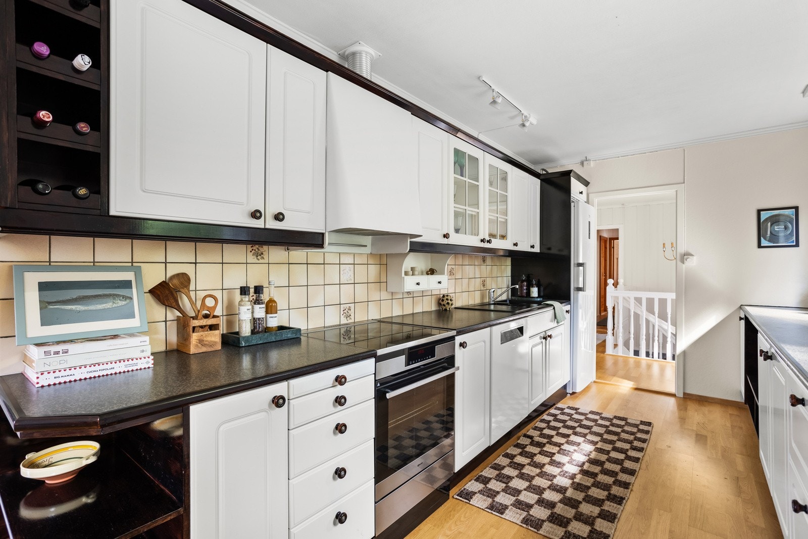 Kjøkkenet er både funksjonelt og stilfullt, og er tilgjengelig fra både gang og stu Galleribilde