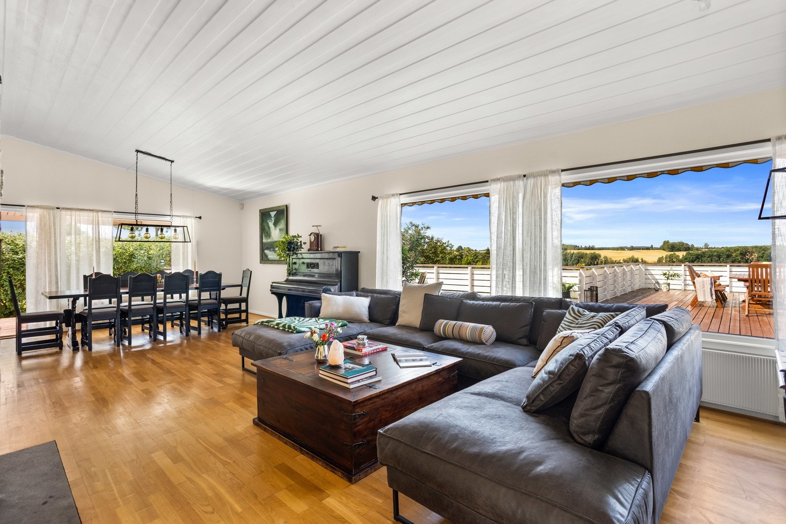 Rommets vinkelutforming gir mange muligheter for møblering Galleribilde