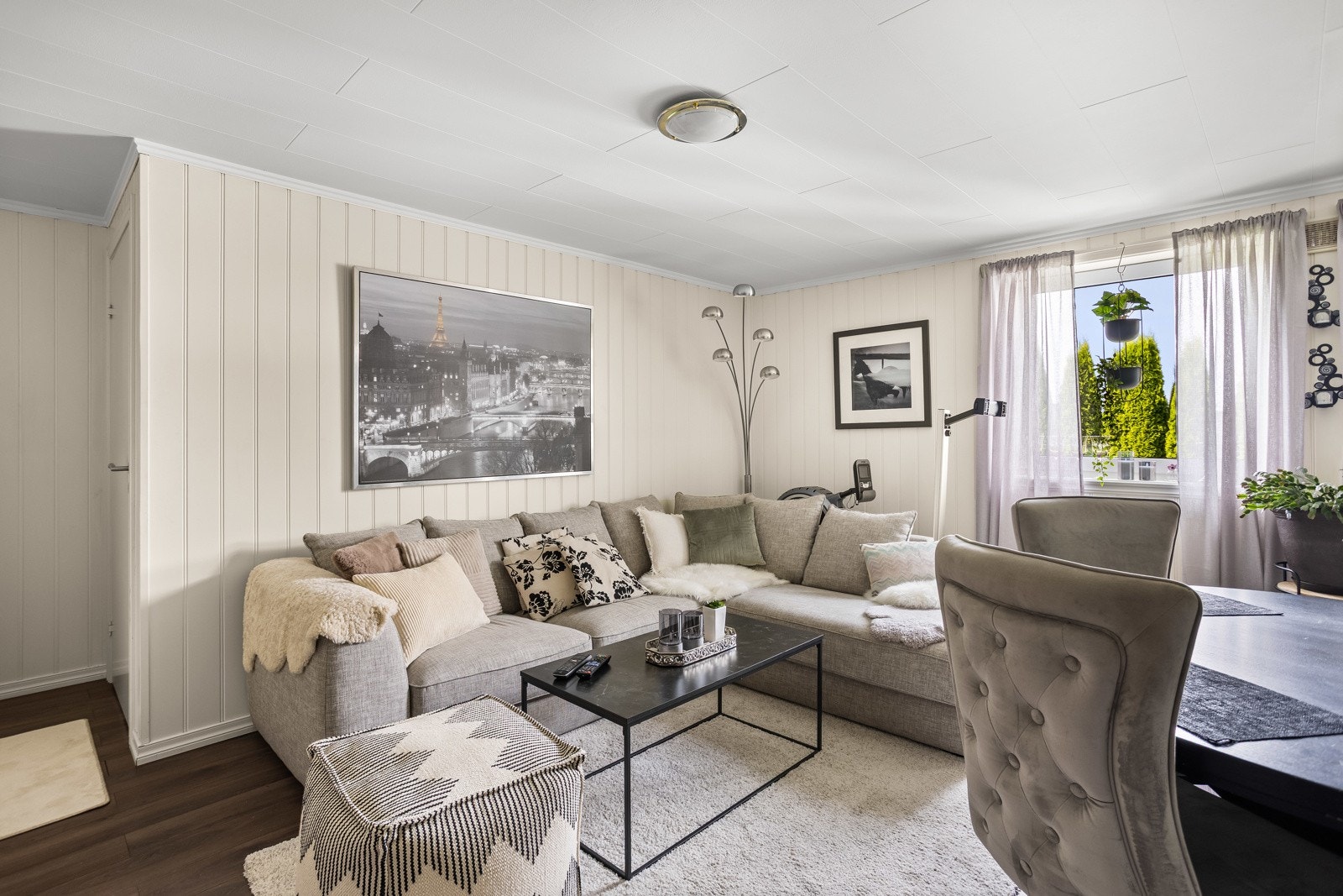 Hybelleilighet 2 har eget soverom, stue, bad og bod/lagringsplass i kjeller Galleribilde