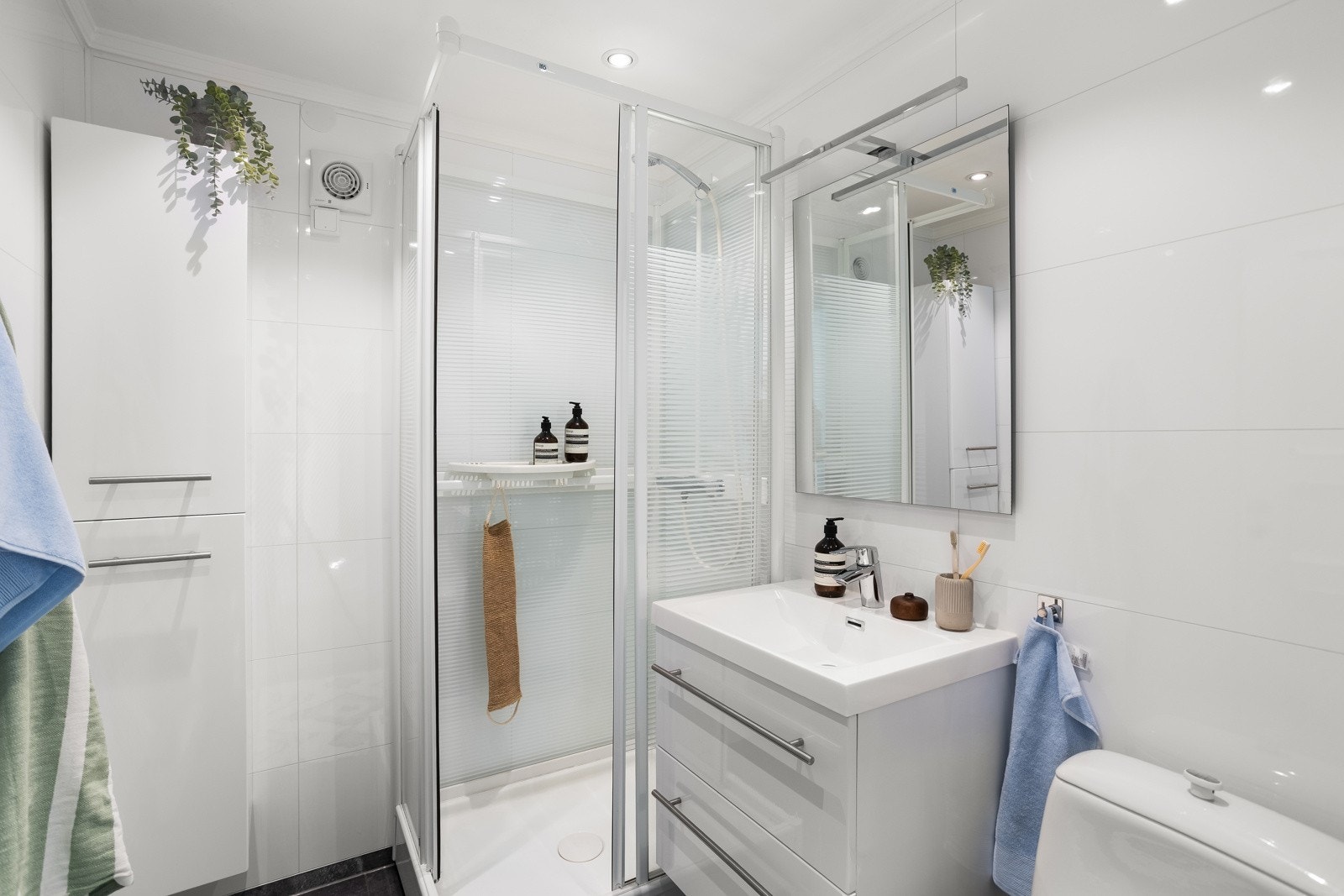 Eget bad i samme etasje. Det er eget eldre vaskerom i samme etasje Galleribilde