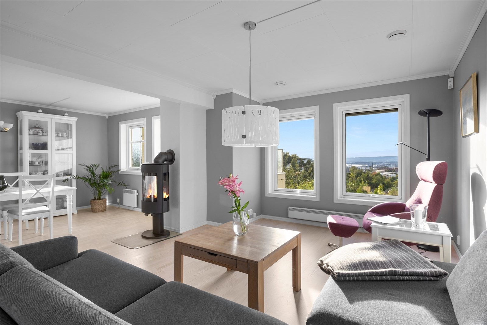 Veggene er malt i en delikat gråtone og det er parkett på gulvet. Rommet ble malt i 2023 og praktiske screens montert i 2024. Galleribilde