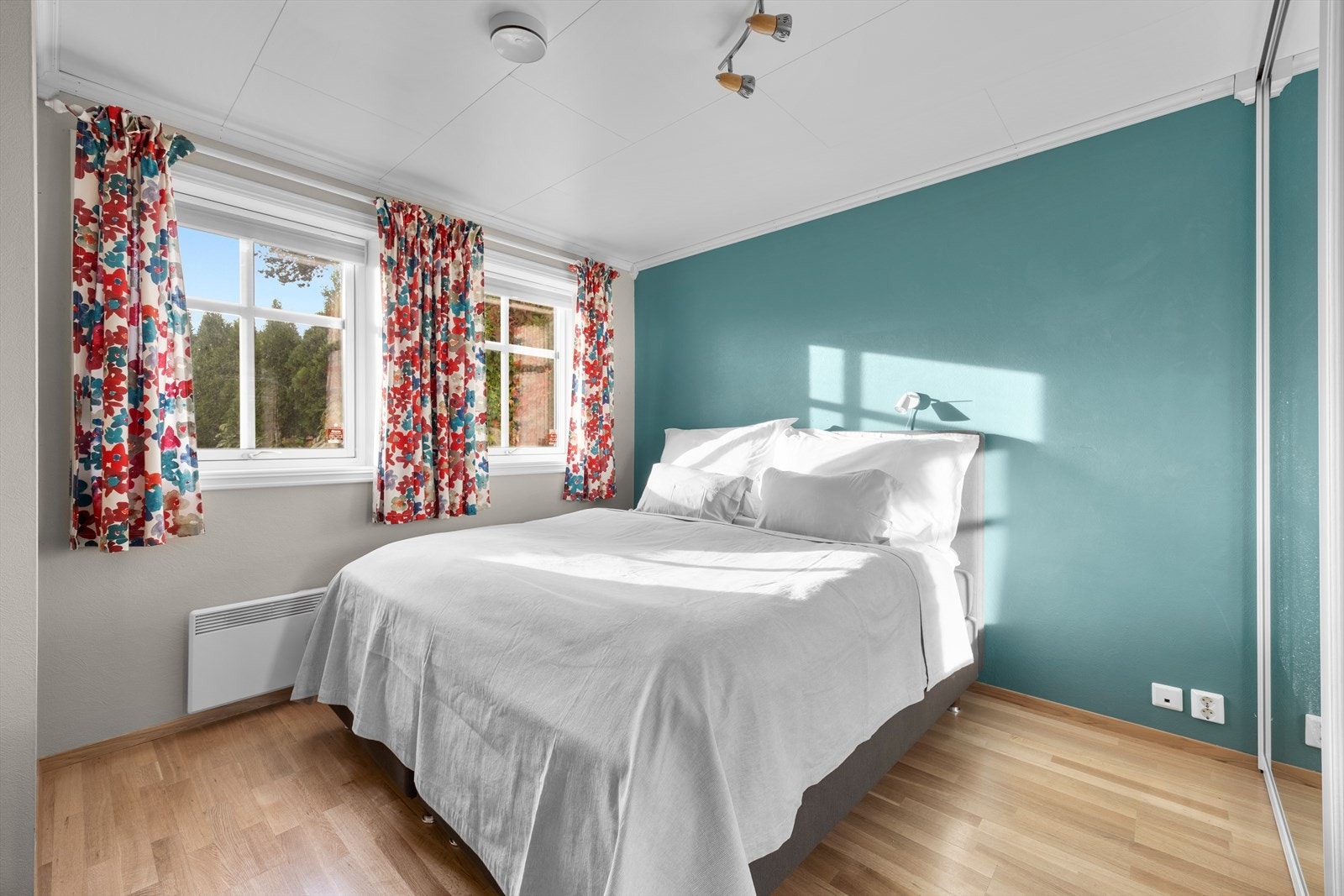 Hovedsoverommet er av god størrelse med plass til en dobbeltseng, tilhørende nattbord og annet ønskelig møblement. Galleribilde