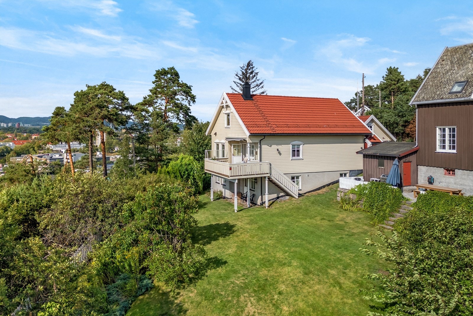 Tomten er svært pent opparbeidet og byr på rikelig med boltreplass i den store hagen. Galleribilde