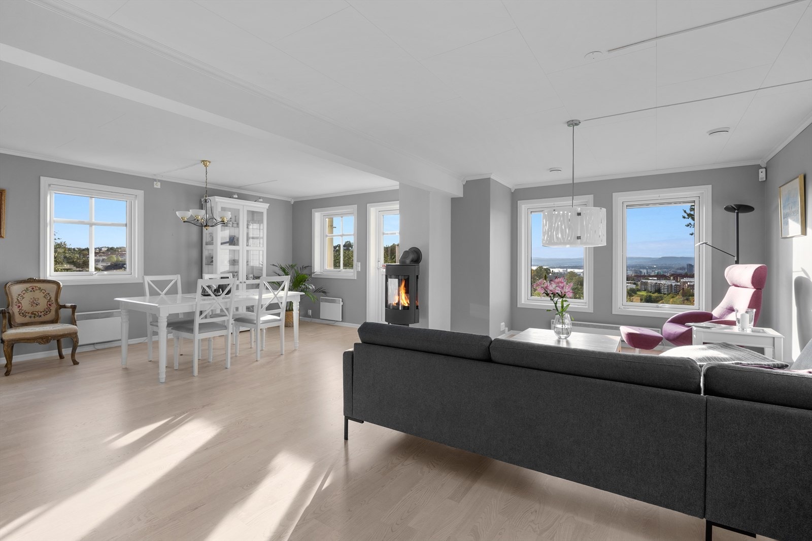 I 2023 ble vegger i stue og loftsstue støyisolert, samt dagens eier monterte 9 nye støyvinduer og 1 balkongdør i huset. Galleribilde