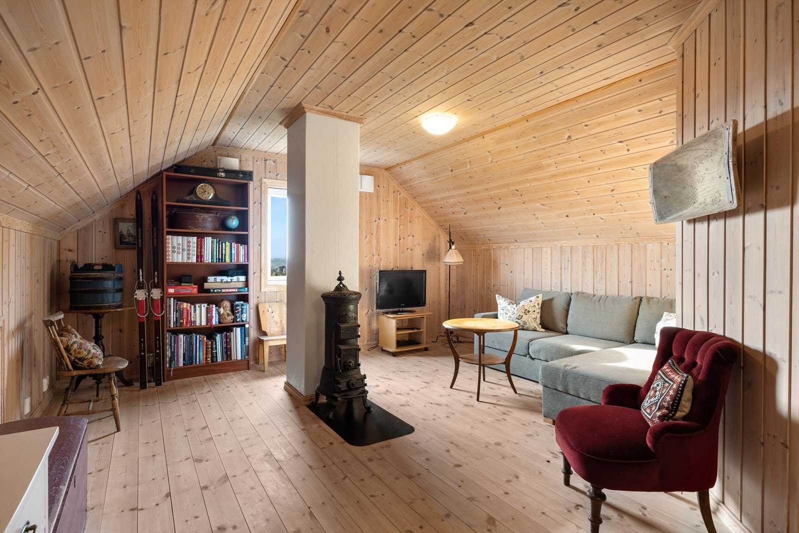 Boligen har montert balansert ventilasjonsanlegg. Jernovn medfølger ikke salget. Galleribilde