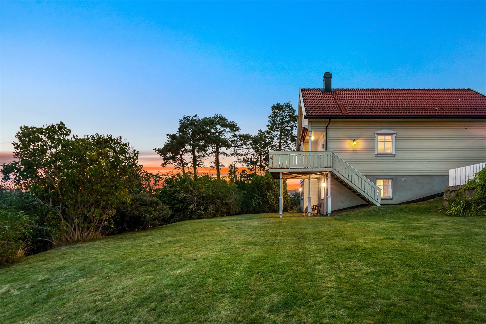 Eiet tomt på ca. 774 m² i skrånende terreng med flott utsikt. Galleribilde