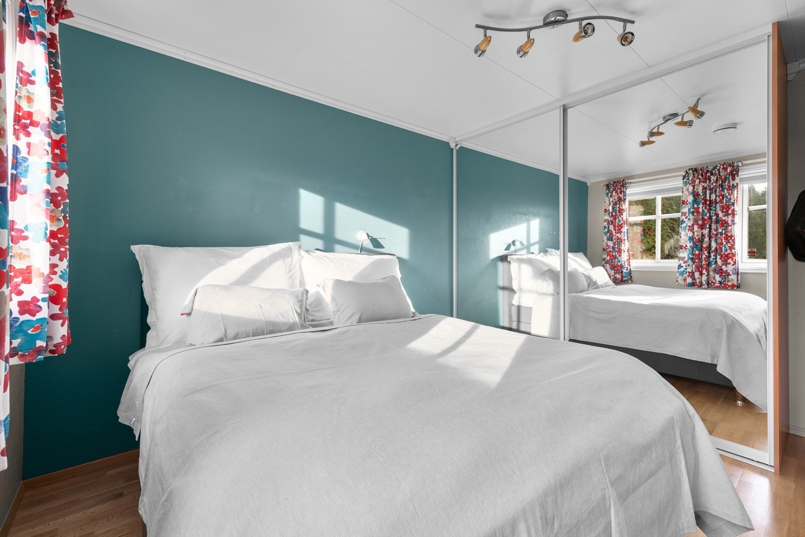 Klær kan pent ryddes bort i et romslig garderobeløsning. Galleribilde