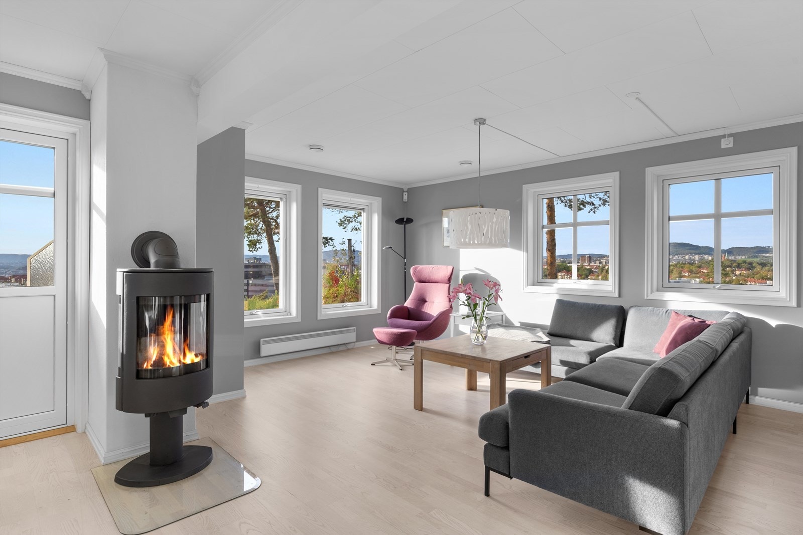 Det er plass til en stor sofagrupper med tilhørende møblement. Galleribilde