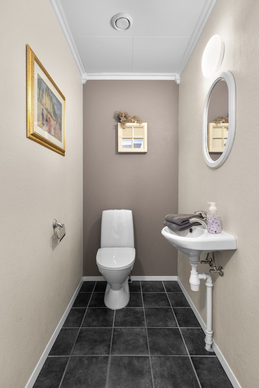 Fra gangen har du tilgang til et separat toalettrom, utstyrt med toalett og klosett. Klosettet er montert nytt i 2024. Flislagte rom med behagelig gulvvarme. Galleribilde