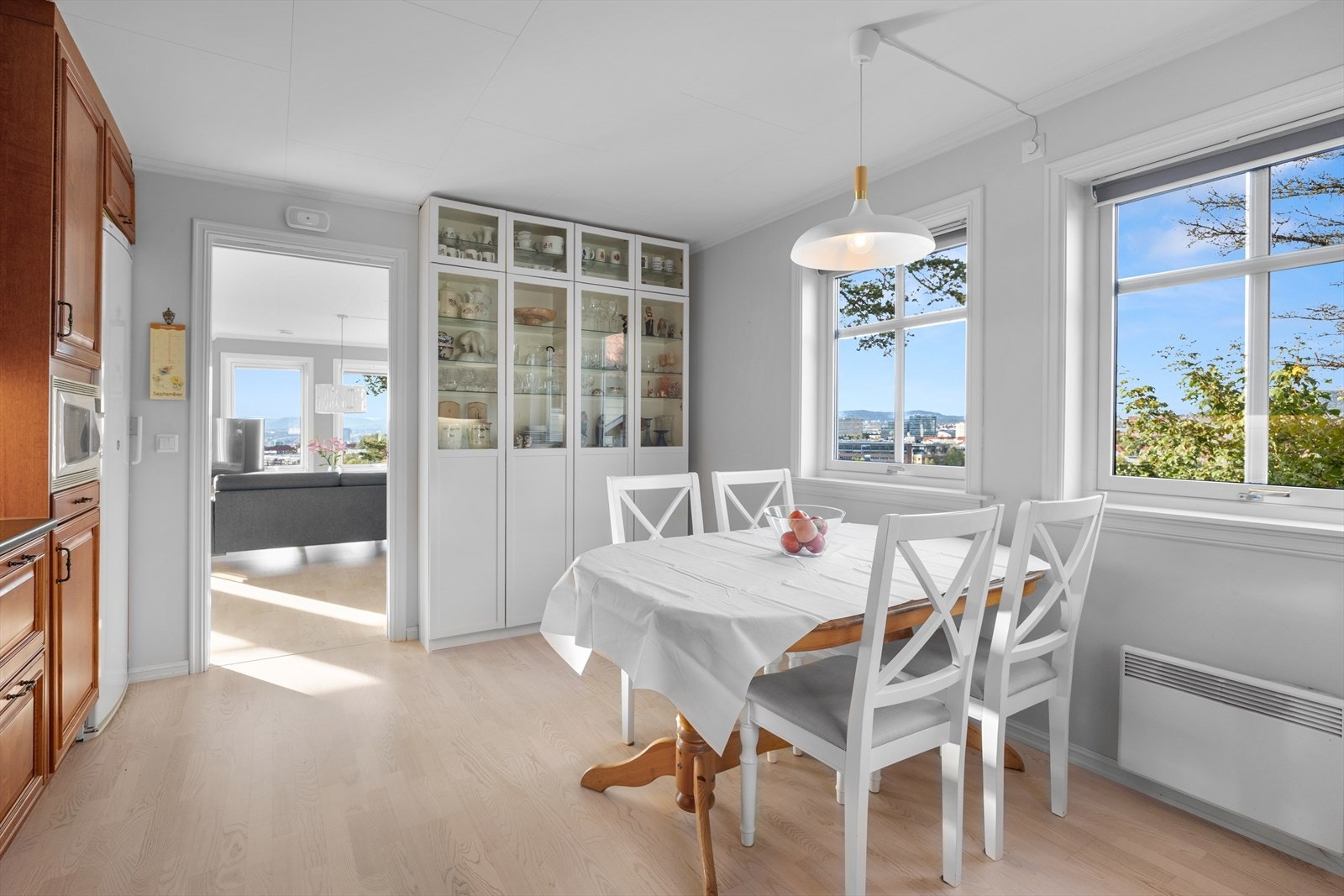 Kjøkkeninnredning med profilerte fronter og laminat benkeplate med nedfelt kum. Alle hvitevarene på kjøkkenet medfølger salget. Galleribilde