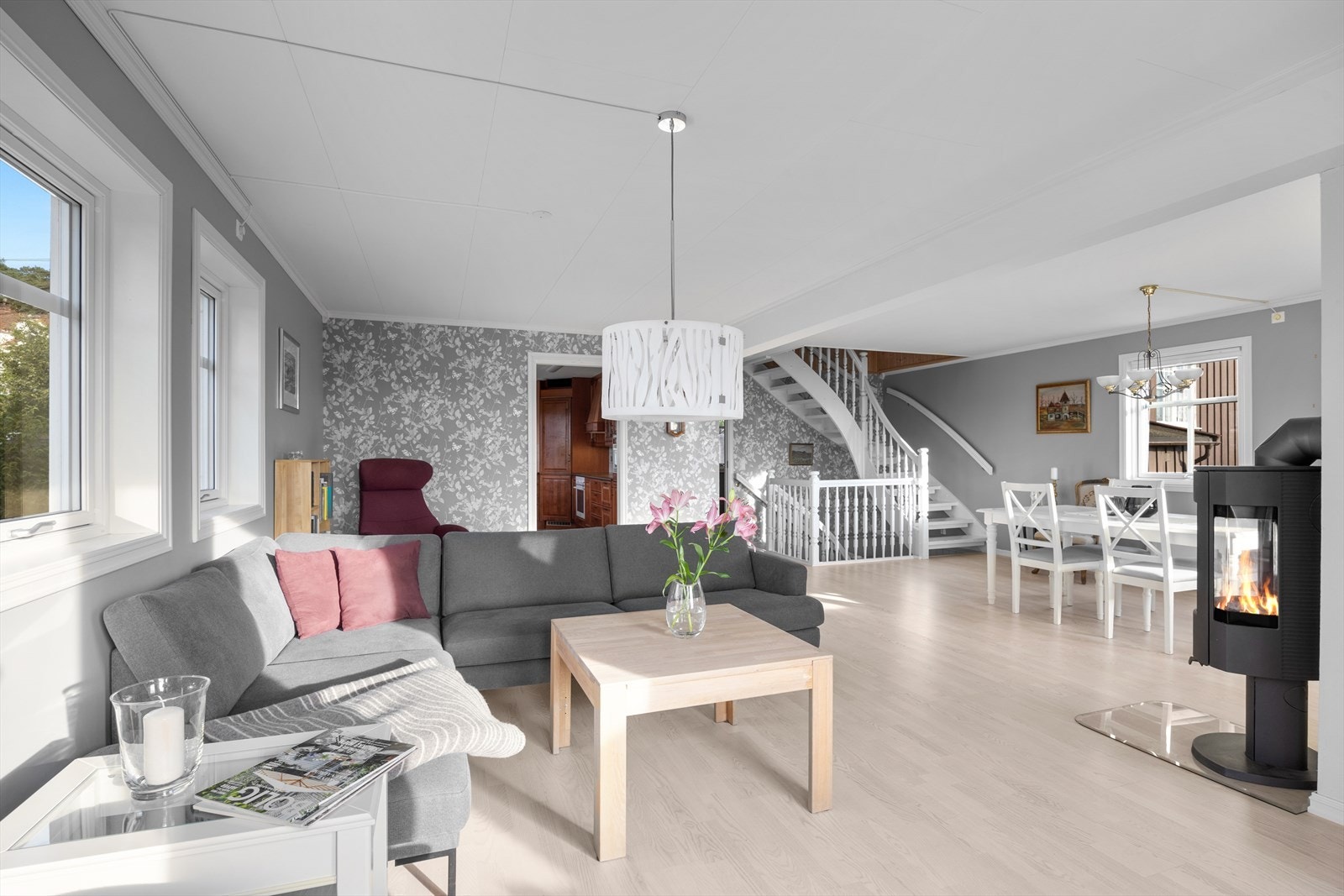 Stuen oppleves svært lys og luftig. Galleribilde