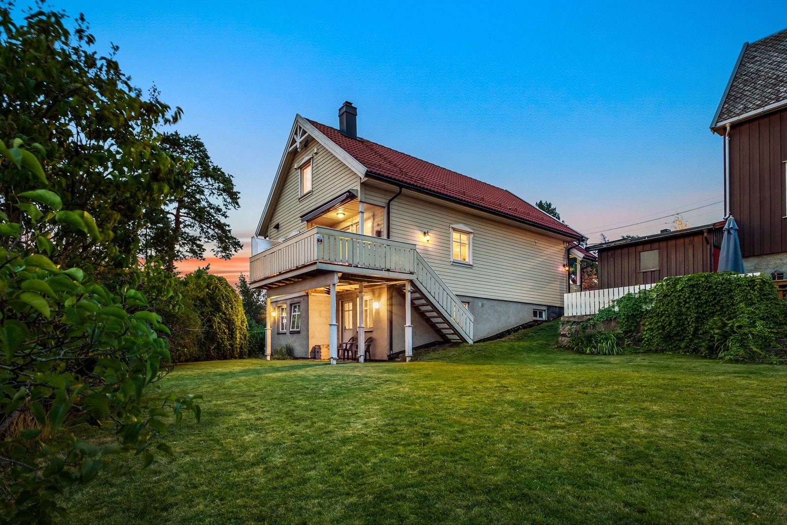 En familievennlig enebolig beliggende i et etablert boligområde i bydel Østensjø. Galleribilde