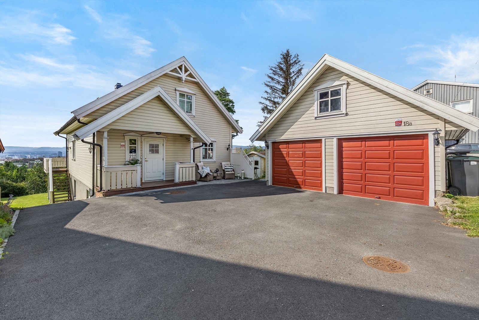 På eiendommen er det en dobbelgarasje som går over to plan. Biloppstillingsplass på egen tomt, gårdsplassen ble asfaltert i 2023. Galleribilde