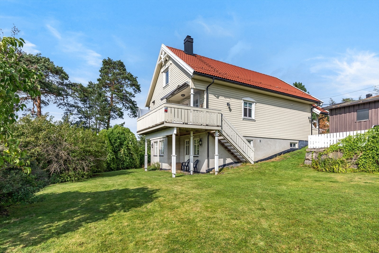 Eiendommen byr på flere solrike og trivelige uteplasser - perfekte for hyggelige stunder gjennom sommerhalvåret. Galleribilde