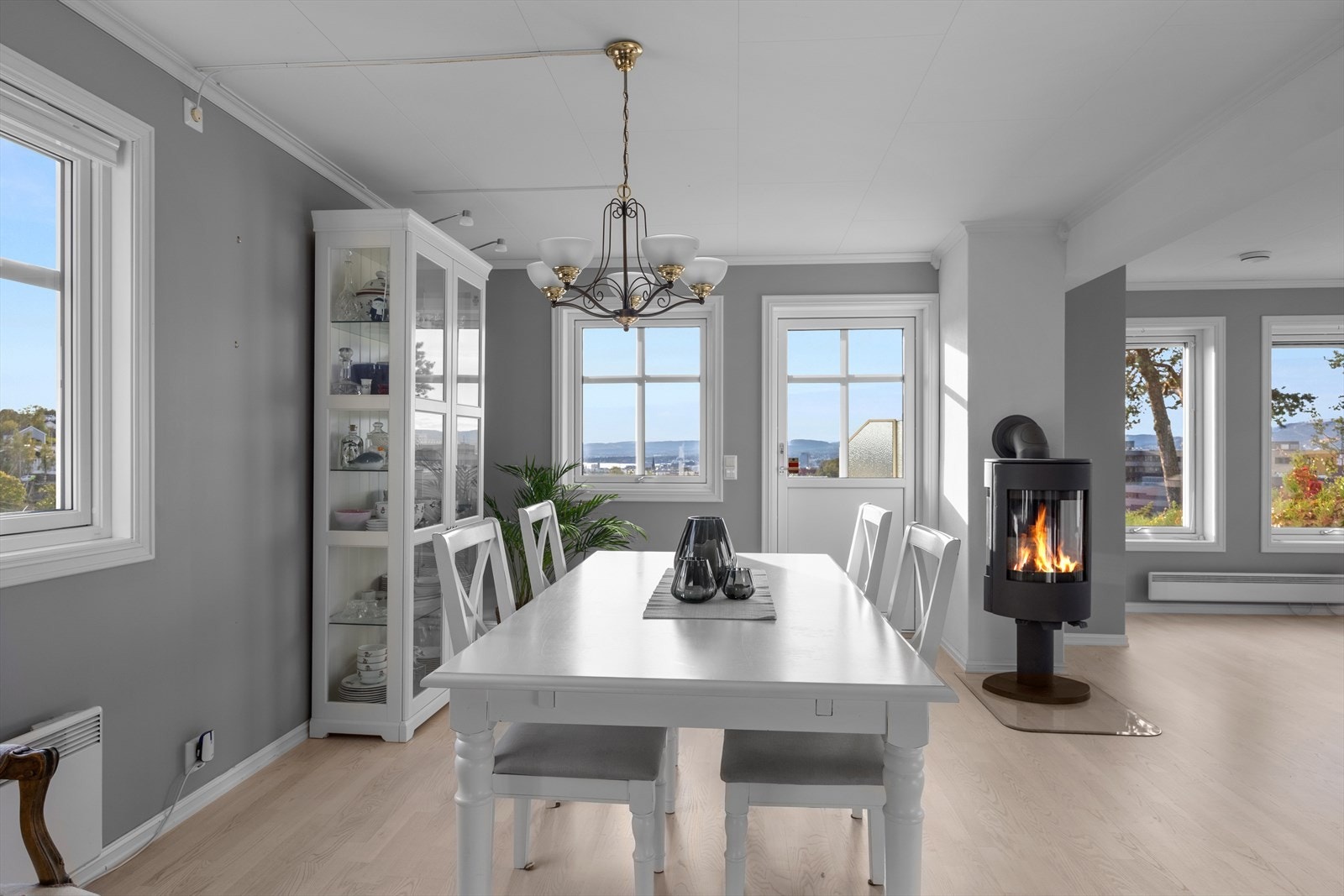 Stuen kan legge til rette for sosiale sammenkomster således som for avslapping og familiehygge. Galleribilde