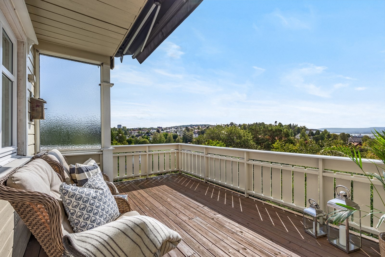 Stuen i hovedplanet har direkte adkomst til en trivelig uteplass. Galleribilde