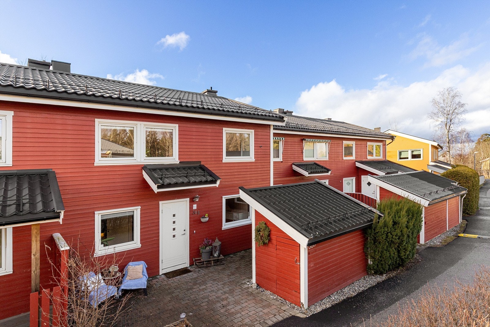 Innholdsrikt og familievennlig rekkehus - Lekkert bad fra 2019 - God planløsning og fin hage med dukkehus - Garasje