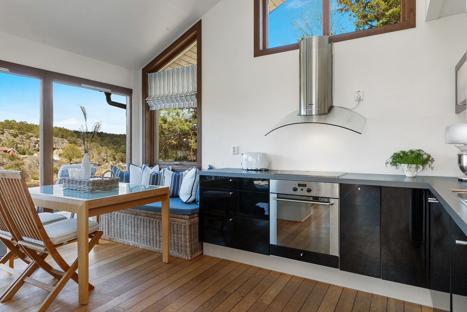 Spisestue med nærhet til terrassen. Galleribilde