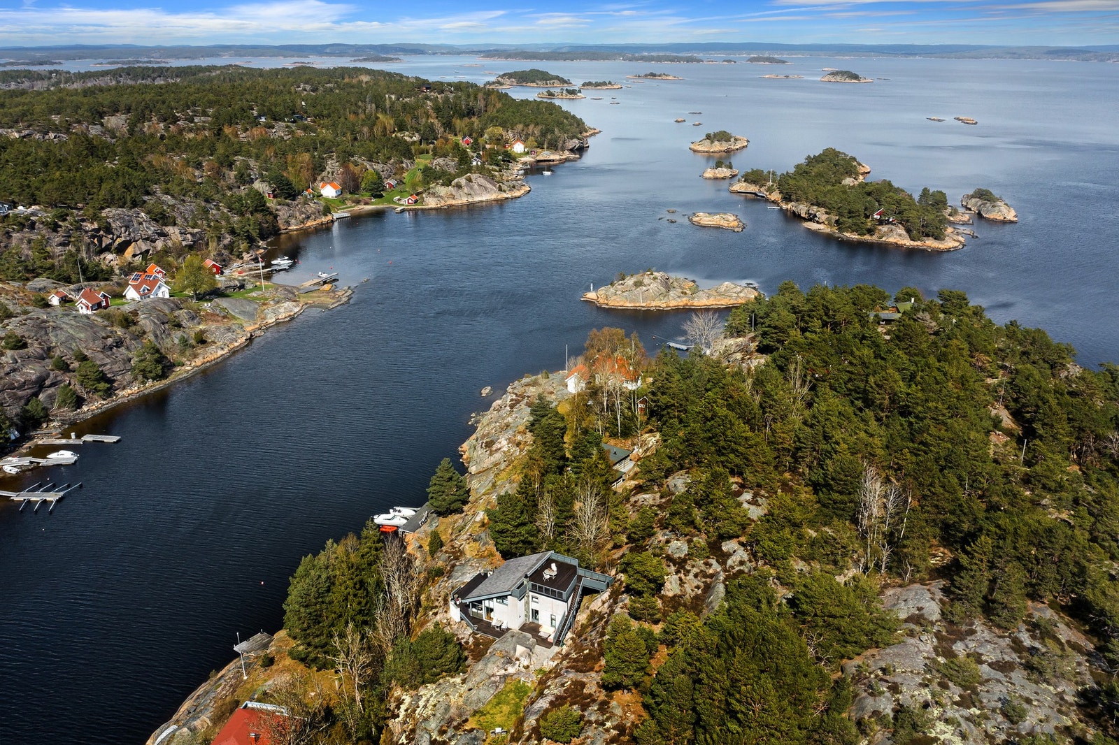Eiendommen ligger vakkert til i terrenget. Galleribilde