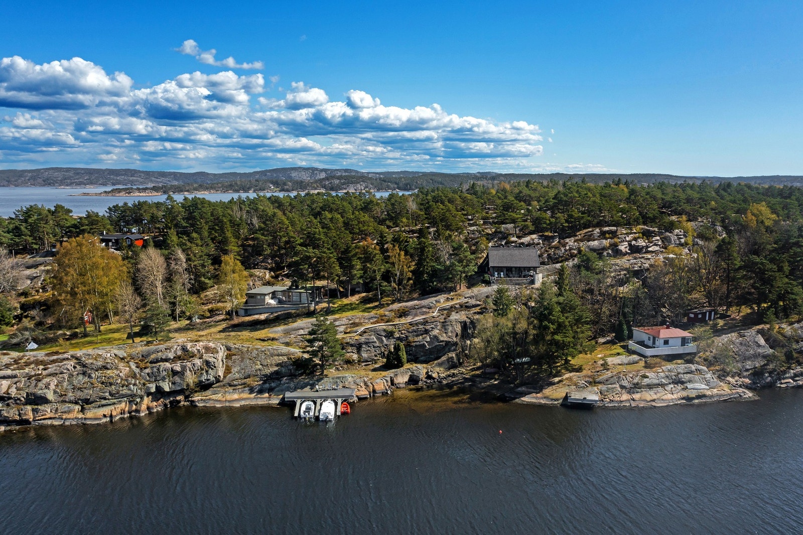 Utsikt mot åpent hav og svaberg. Galleribilde